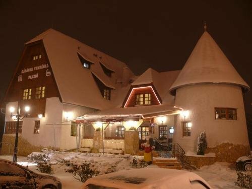 Гостиница Kádárta Vendégl? Panzió в Веспреме