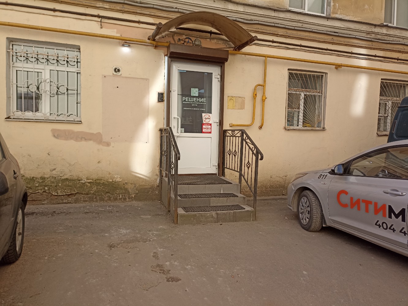 Реклама на пилларсе на улице Марата, д. 68; пересечение с Социалистической улице