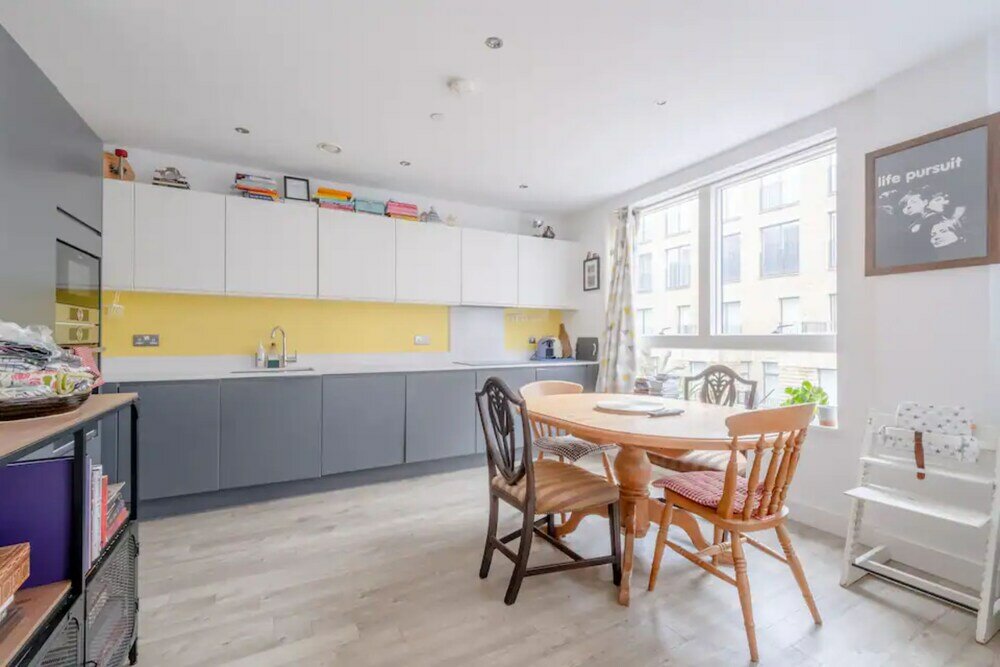 Фото Bright 2 Bedroom Maisonette Near Stratford