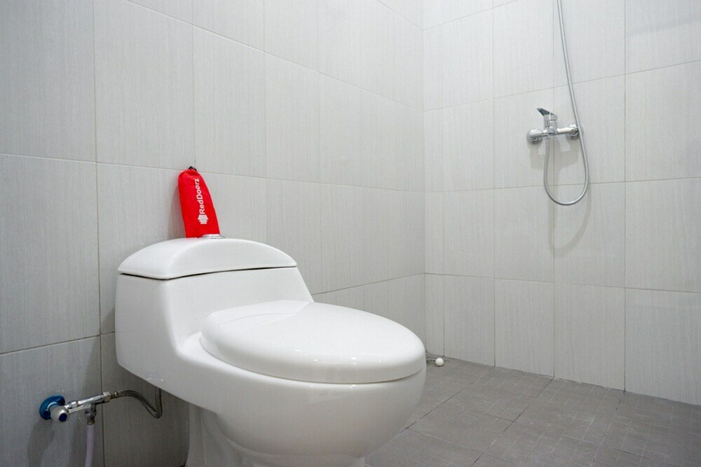 Фото RedDoorz near Alun Alun Kudus 2