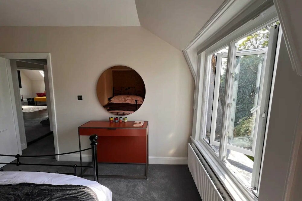 Фото Stylish 1 Bedroom Top Floor Apartment in Highgate