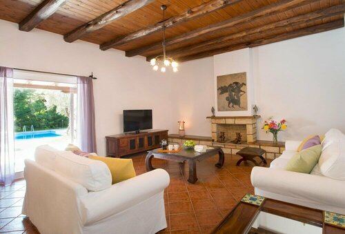 Гостиница Mousses Villas - Villa Castor - A Detached Three-bedroom Villa With Private Pool and Access to Childcare Facilities
