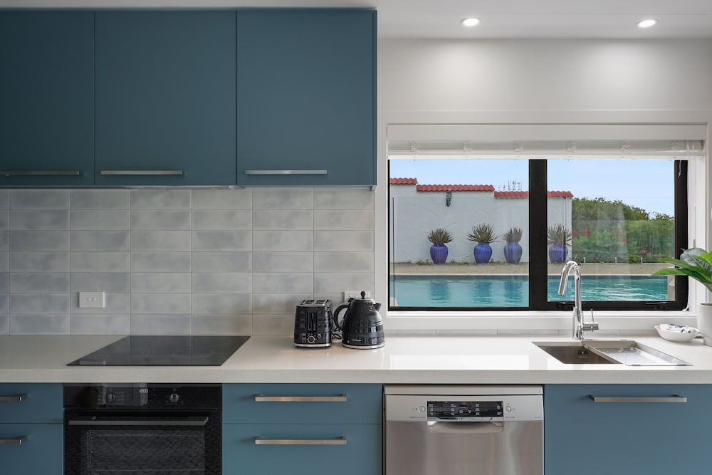 Фото Magnificent Beachfront Mansion - Pool