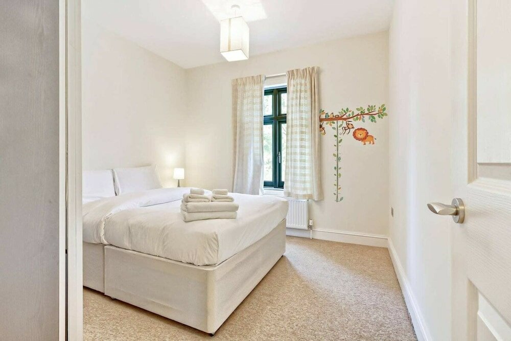 Фото Stylish and Bright 3 Bedroom Duplex in North London