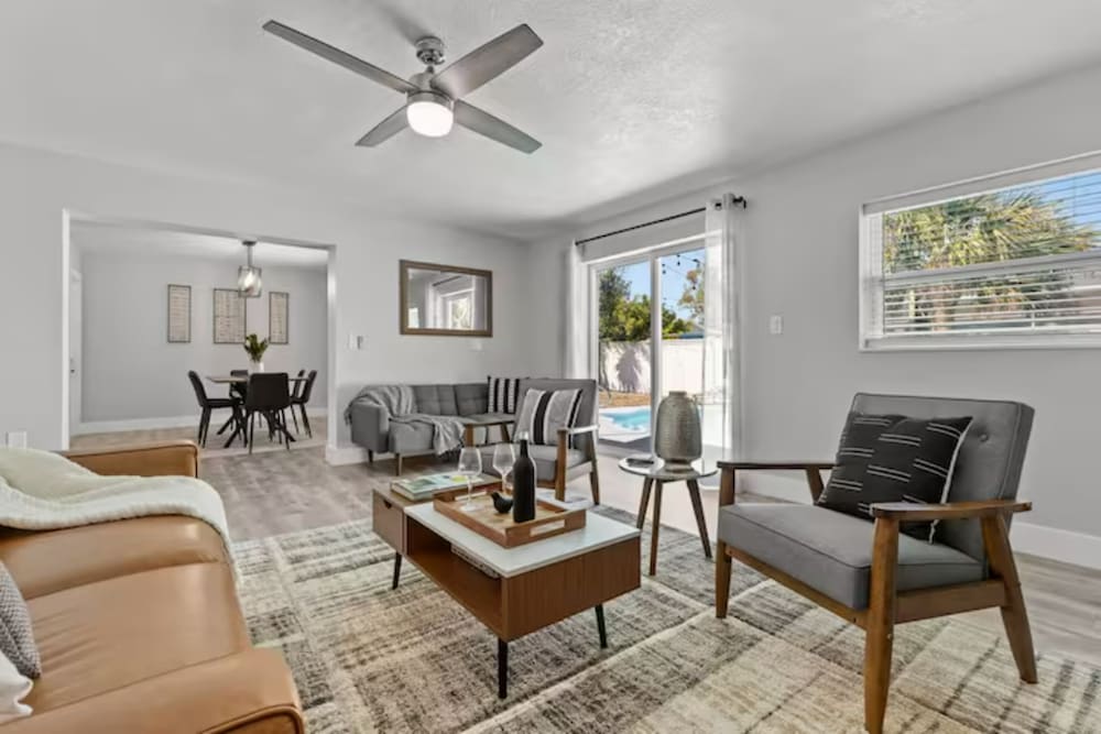 Фото New Mid Century Modern Largo Retreat