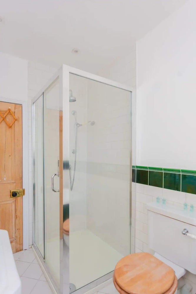 Фото Unique and Sun Filled 2 Bedroom Flat With Balcony -hackney