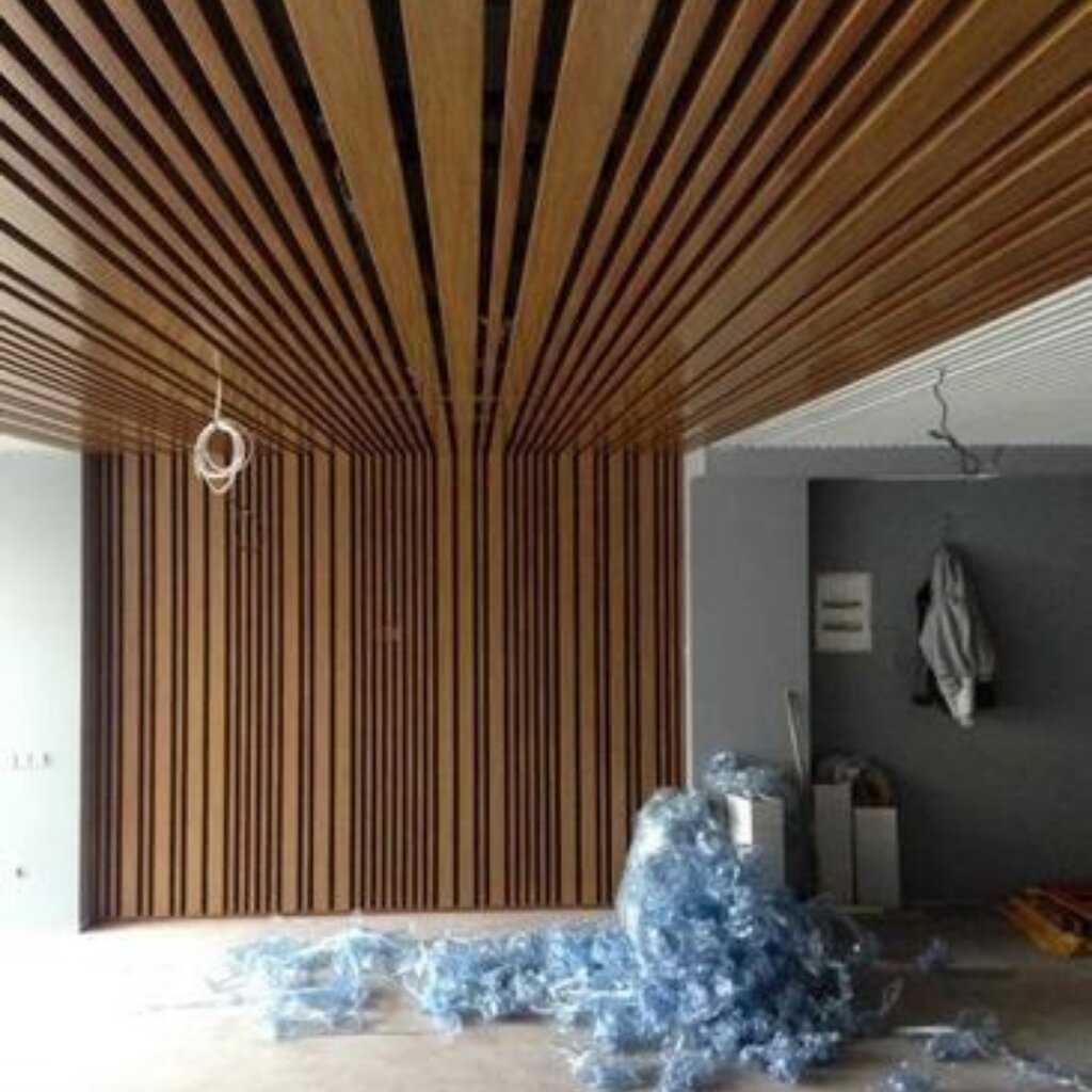 Деревянный реечный потолок монтаж