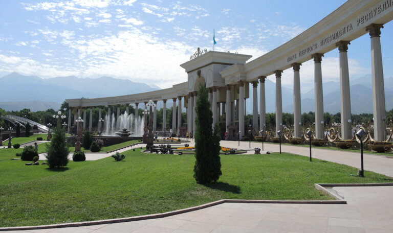 Достопримечательность Колоннада Парка имени Первого Президента Республики Казахстан, Алматы, фото