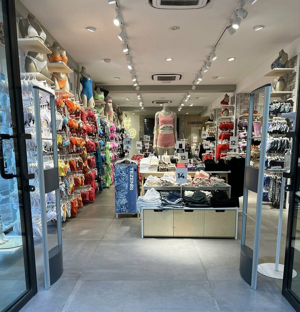 Clothing store Tezenis, Naples, photo