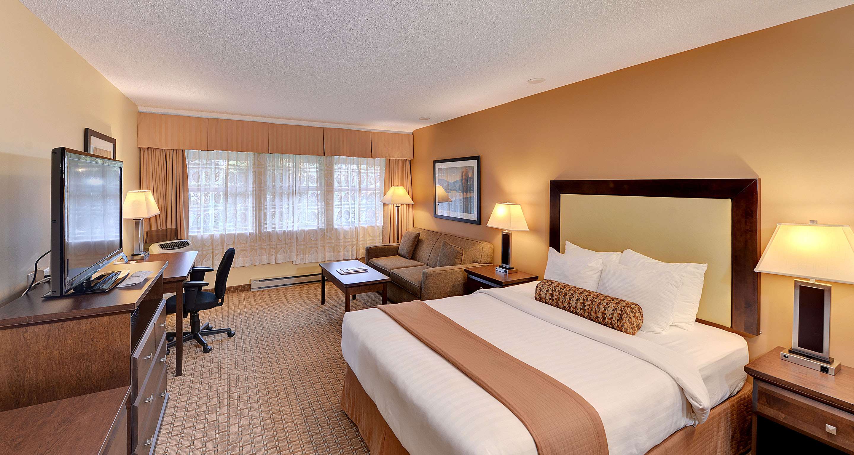 Фото Best Western Plus Emerald Isle Hotel