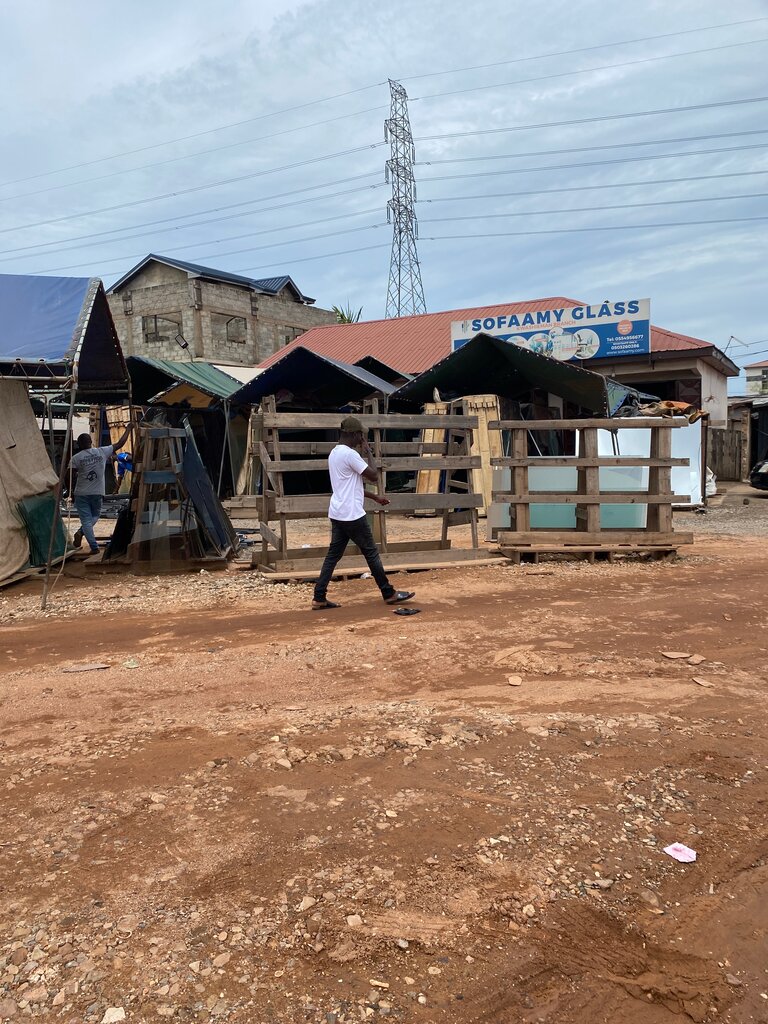 Glass workshop Sofaamy Glass, Accra, photo