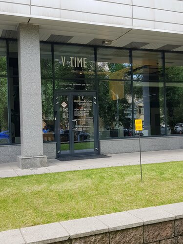 Биік өкшелі туфлидегі әдемі брюнеткалармен порно