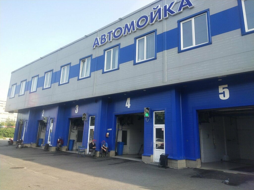 Автомойка в ТРЦ Veer Mall. 3 поста ручной мойки и 2 поста самообслуживания.