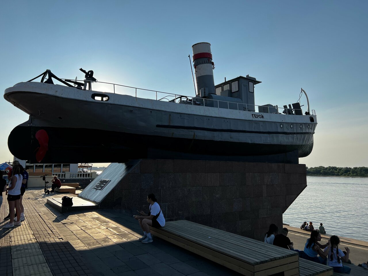 Фото: Катер Герой, памятник технике, Нижний Новгород, Нижне-Волжская набережная 