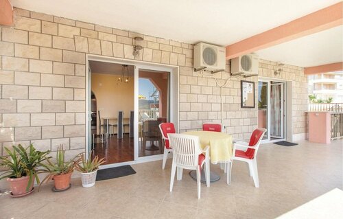 Гостиница Nice Home in Trogir With 5 Bedrooms, Wifi and Heated Swimming Pool в Трогире