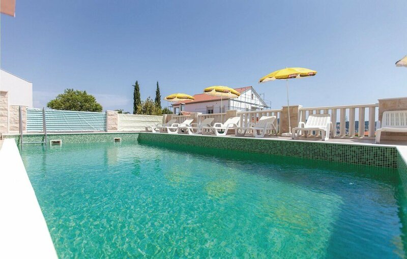 Гостиница Nice Home in Trogir With 5 Bedrooms, Wifi and Heated Swimming Pool в Трогире