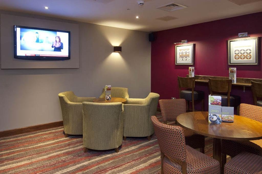 Фото Premier Inn London Ealing
