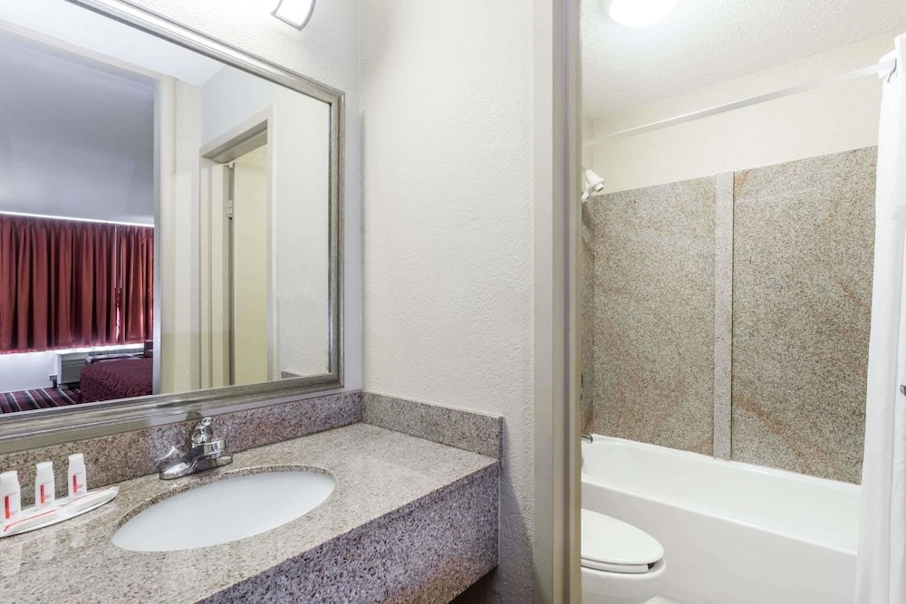 Фото Days Inn by Wyndham Blacksburg Conference Center