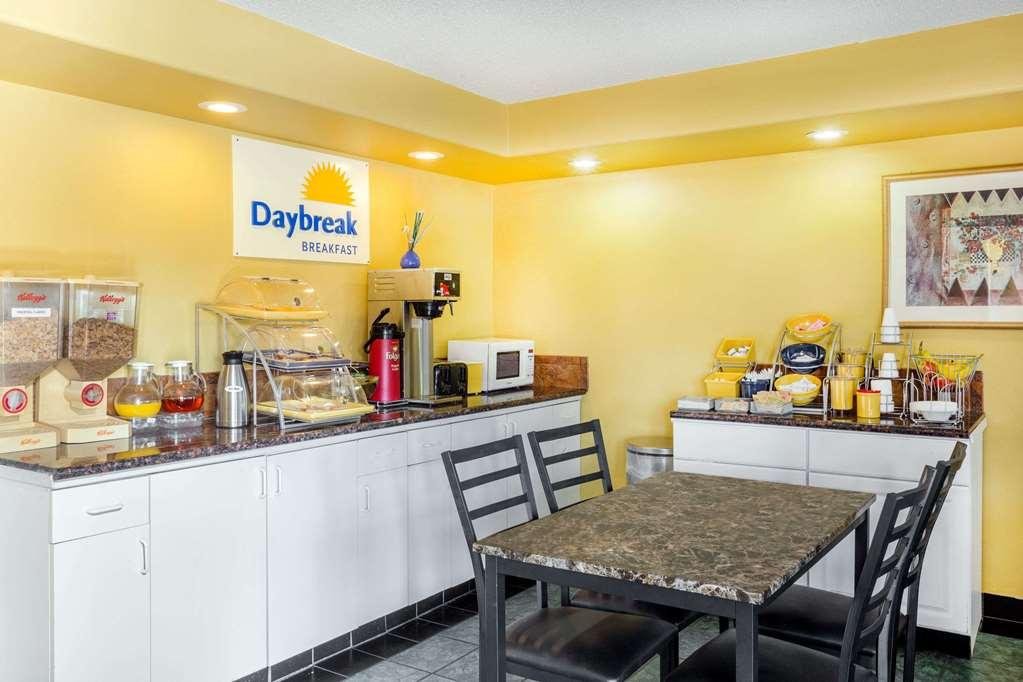 Фото Days Inn by Wyndham Red Bluff