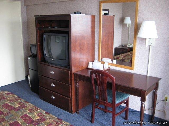 Фото Red Carpet Inn & Suites