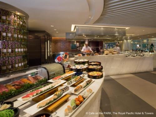 Фото The Royal Pacific Hotel and Towers