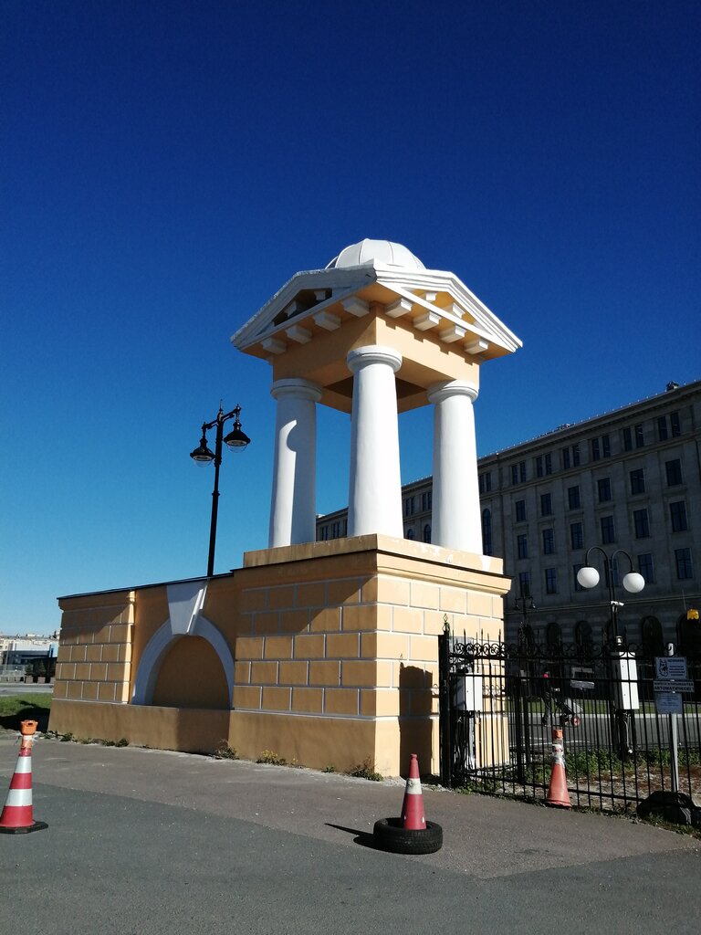 معلم جذب سياحي Ротонда в ограде Невского яхт-клуба ، سان بطرسبرغ، صورة