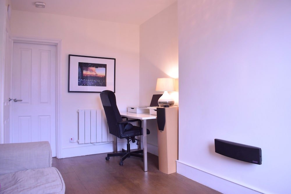 Фото Comfortable Central 1 Bedroom Flat