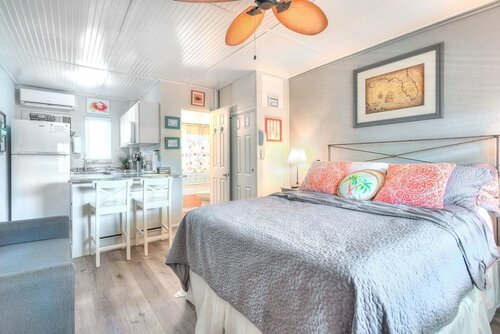 Гостиница Tropic Terrace № 49 - Beachfront Rental Studio Bedroom Condo в Сент-Питерсберге