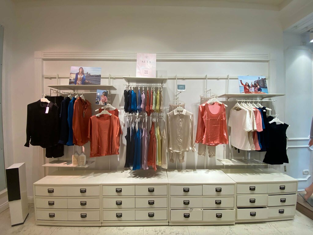 Clothing store Intimissimi, Naples, photo