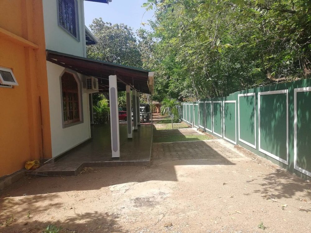 Фото N. L. I. Guest House