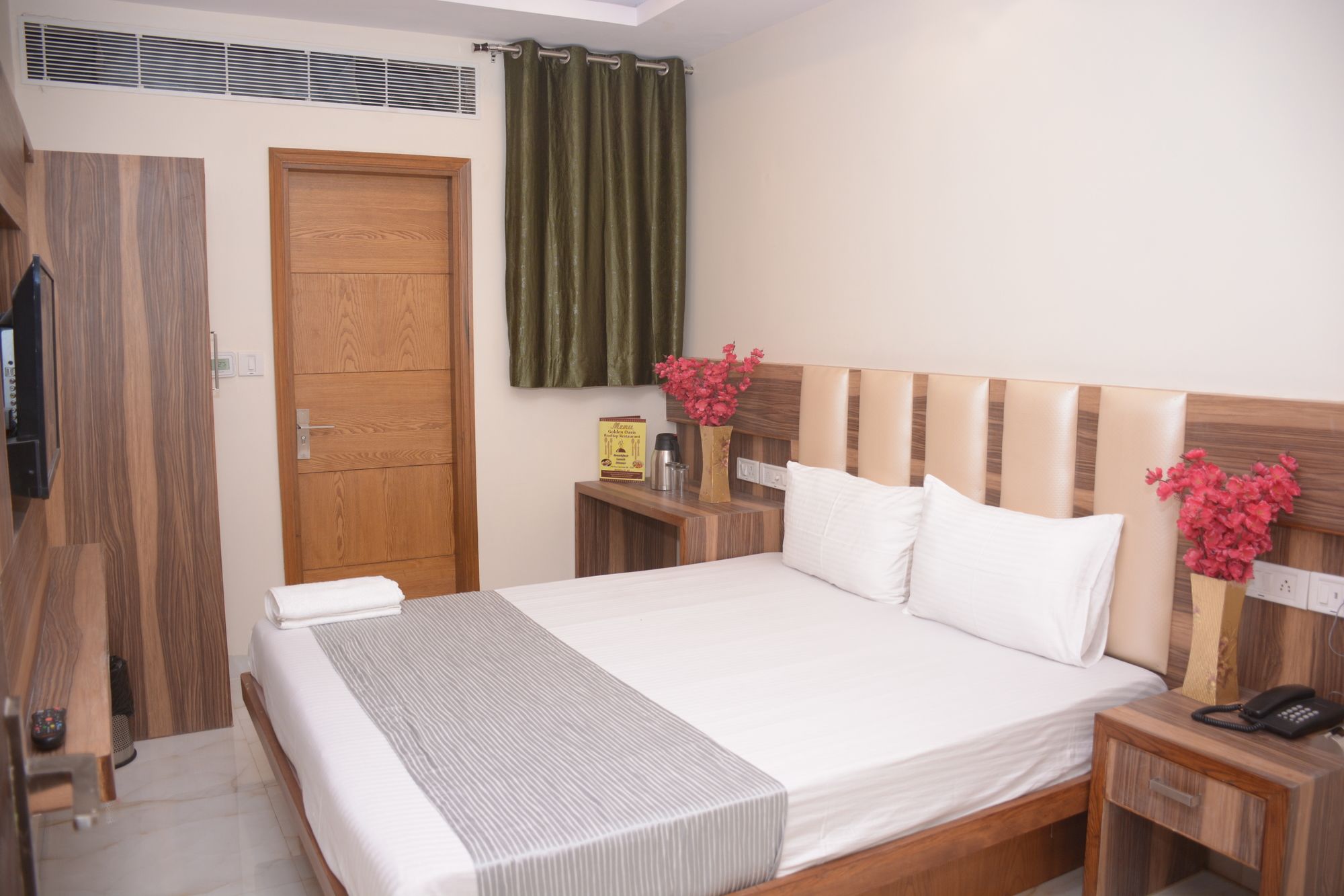 Фото Hotel Golden Oasis Delhi