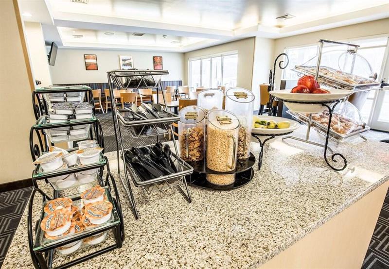 Фото TownePlace Suites by Marriott Gilford