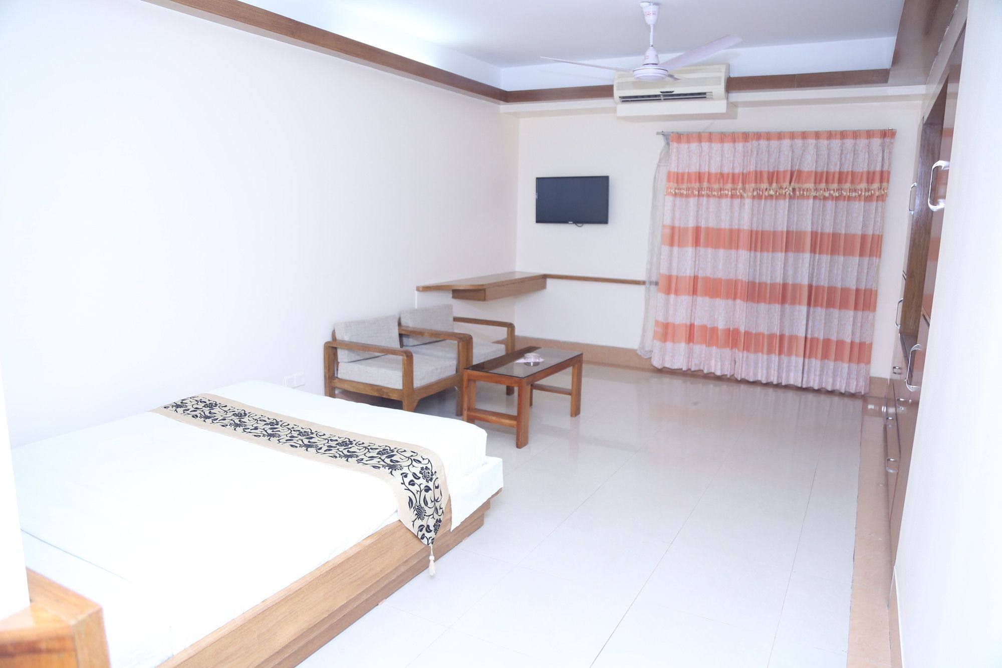 Фото Hotel Garden Inn