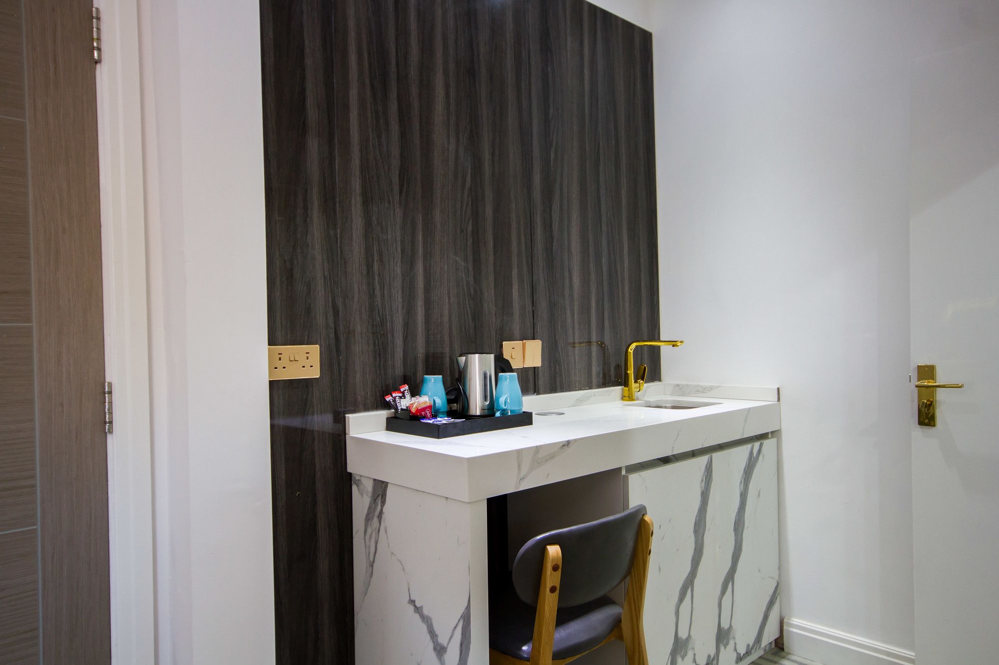 Фото DJ Suites Blackpool