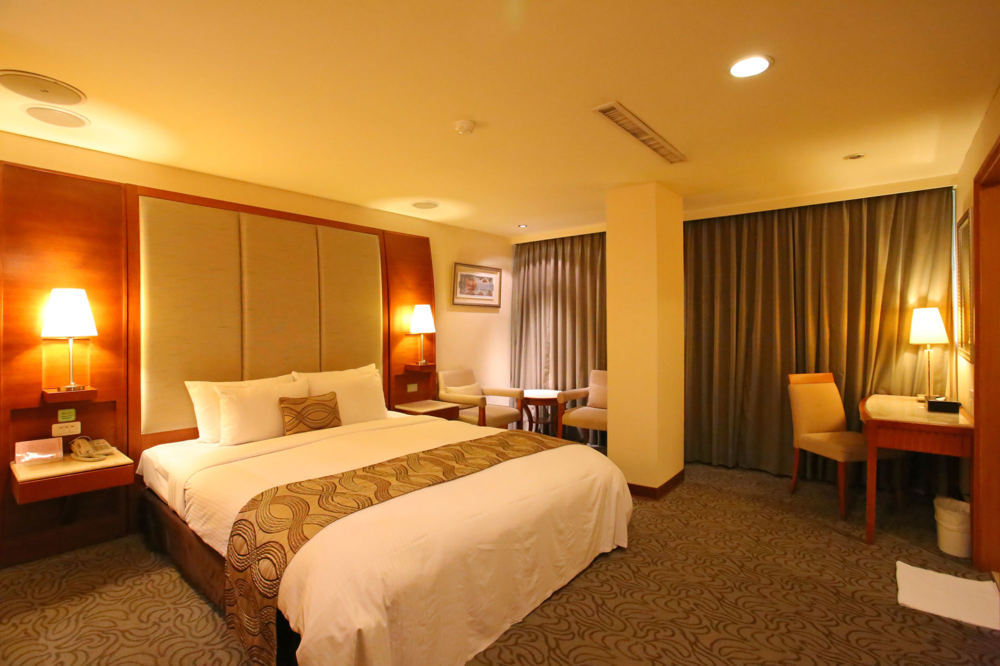 Фото отеля 1