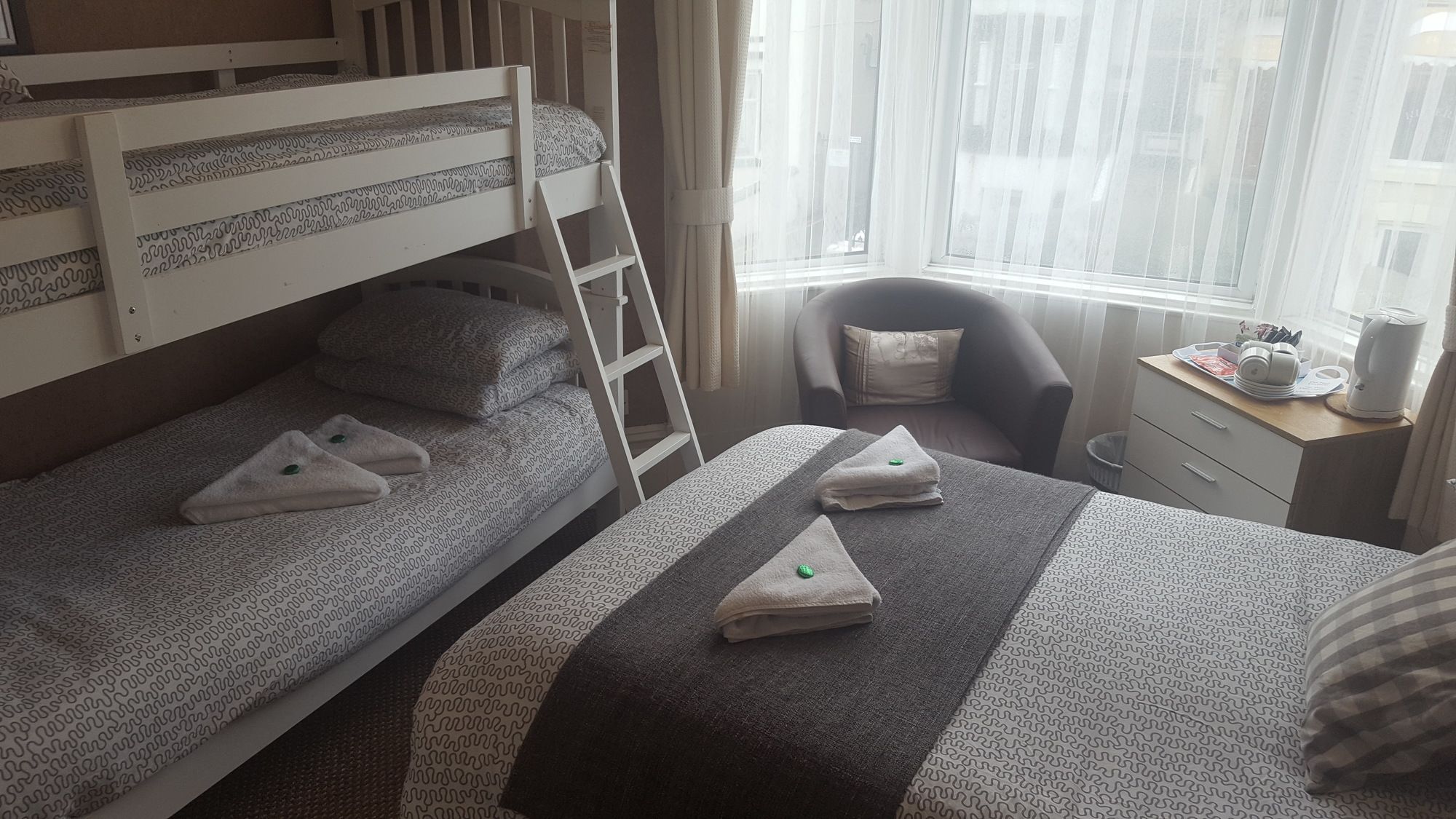 Фото Newholme Hotel