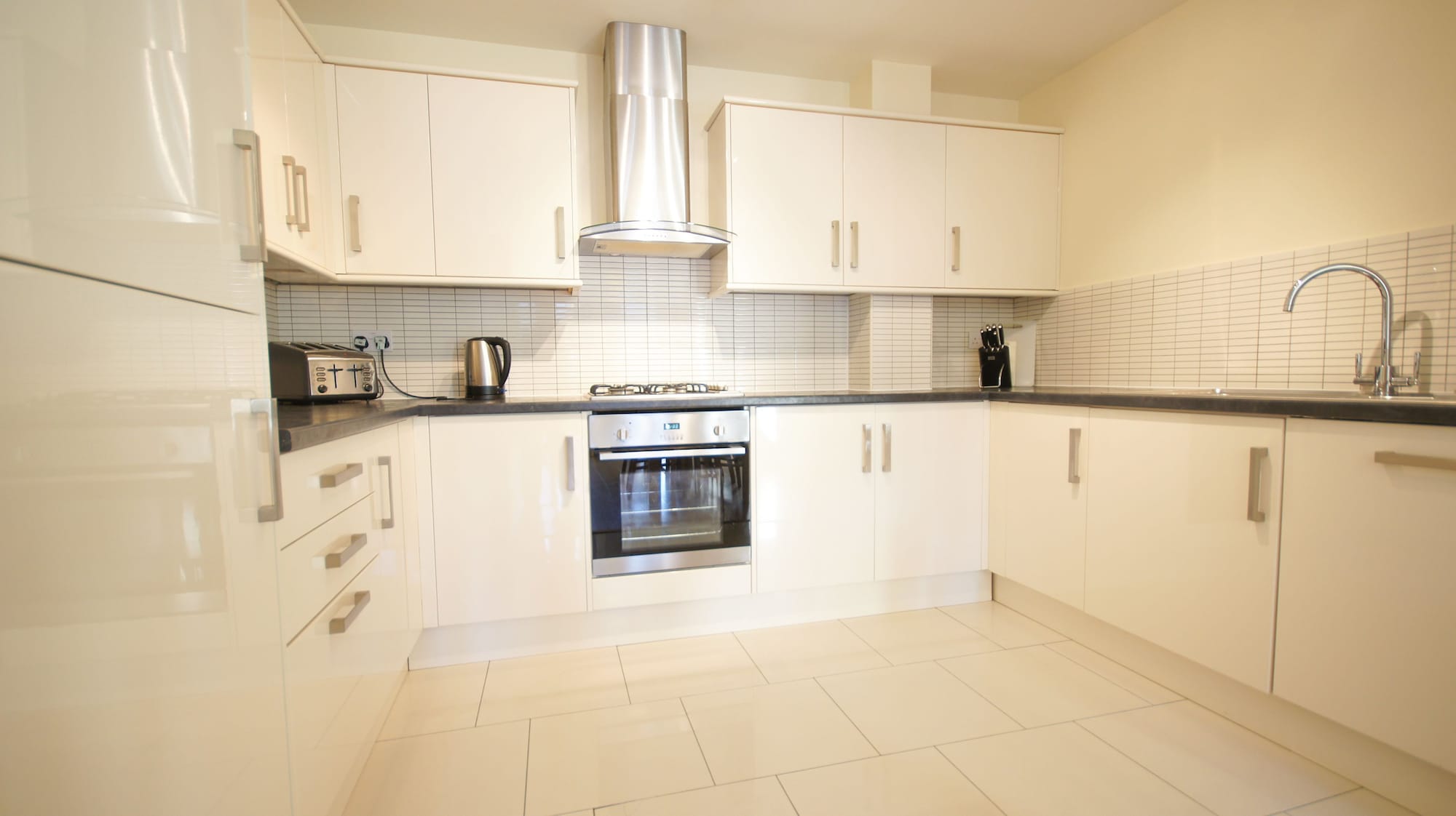 Фото Crompton Court