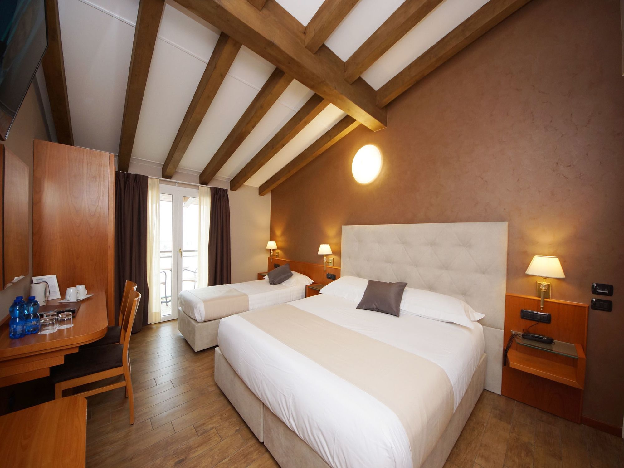 Фото отеля 2