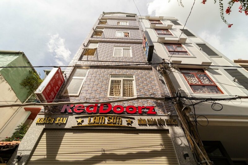 Гостиница RedDoorz near Etown 4 в Хошимине