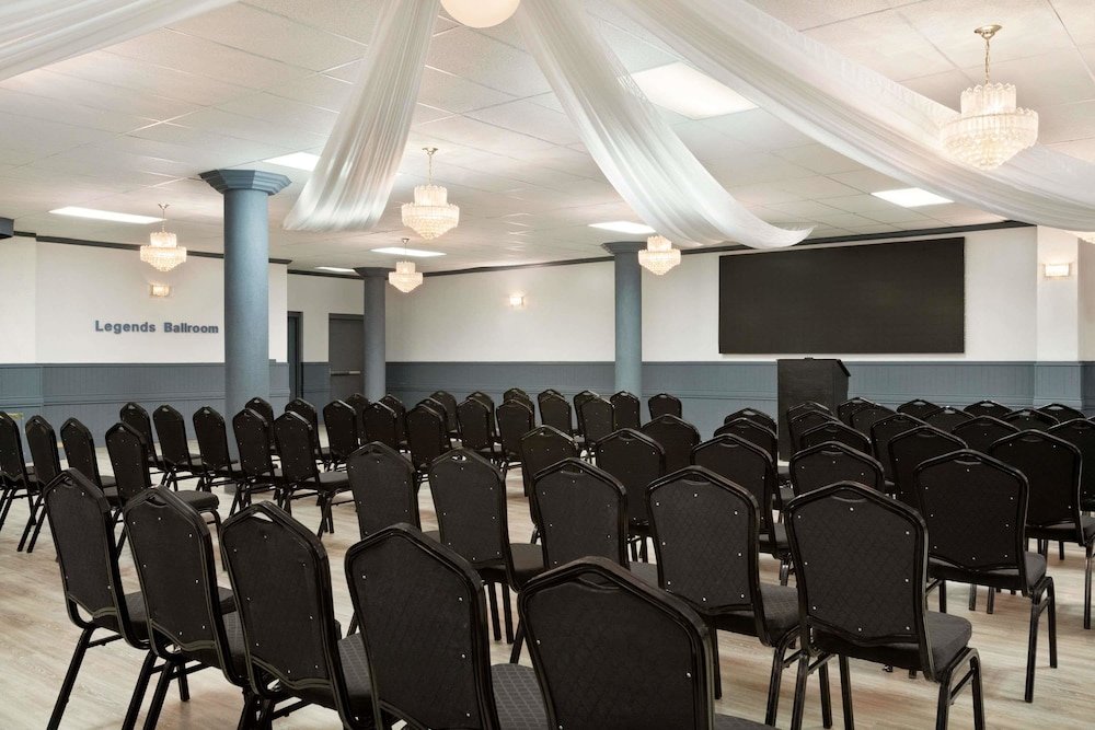 Фото Travelodge by Wyndham Whitecourt Conference Centre & Suites