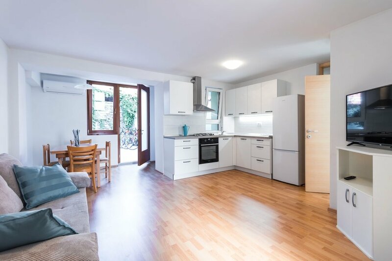 Гостиница Apartments Amavi в Изоле