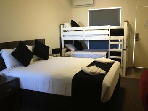 Гостиница Dooleys Springsure Tavern & x26; Motel