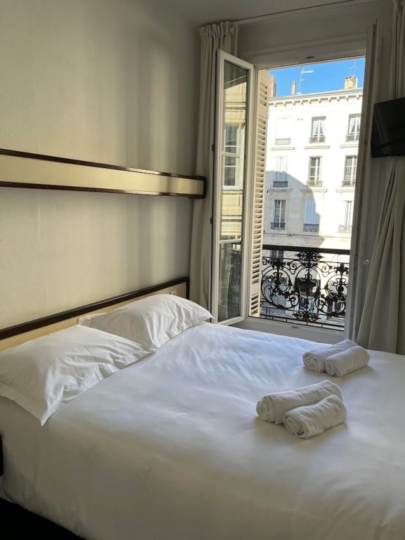 Фото Brit Hotel Des Grands Hommes Bordeaux Centre