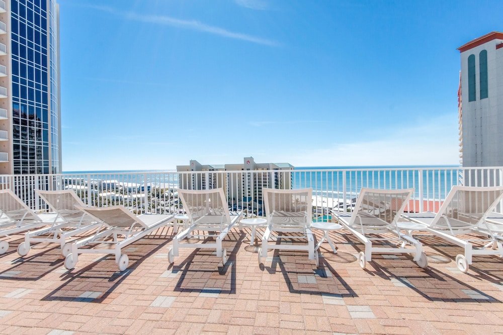 Фото Laketown Wharf by Book That Condo