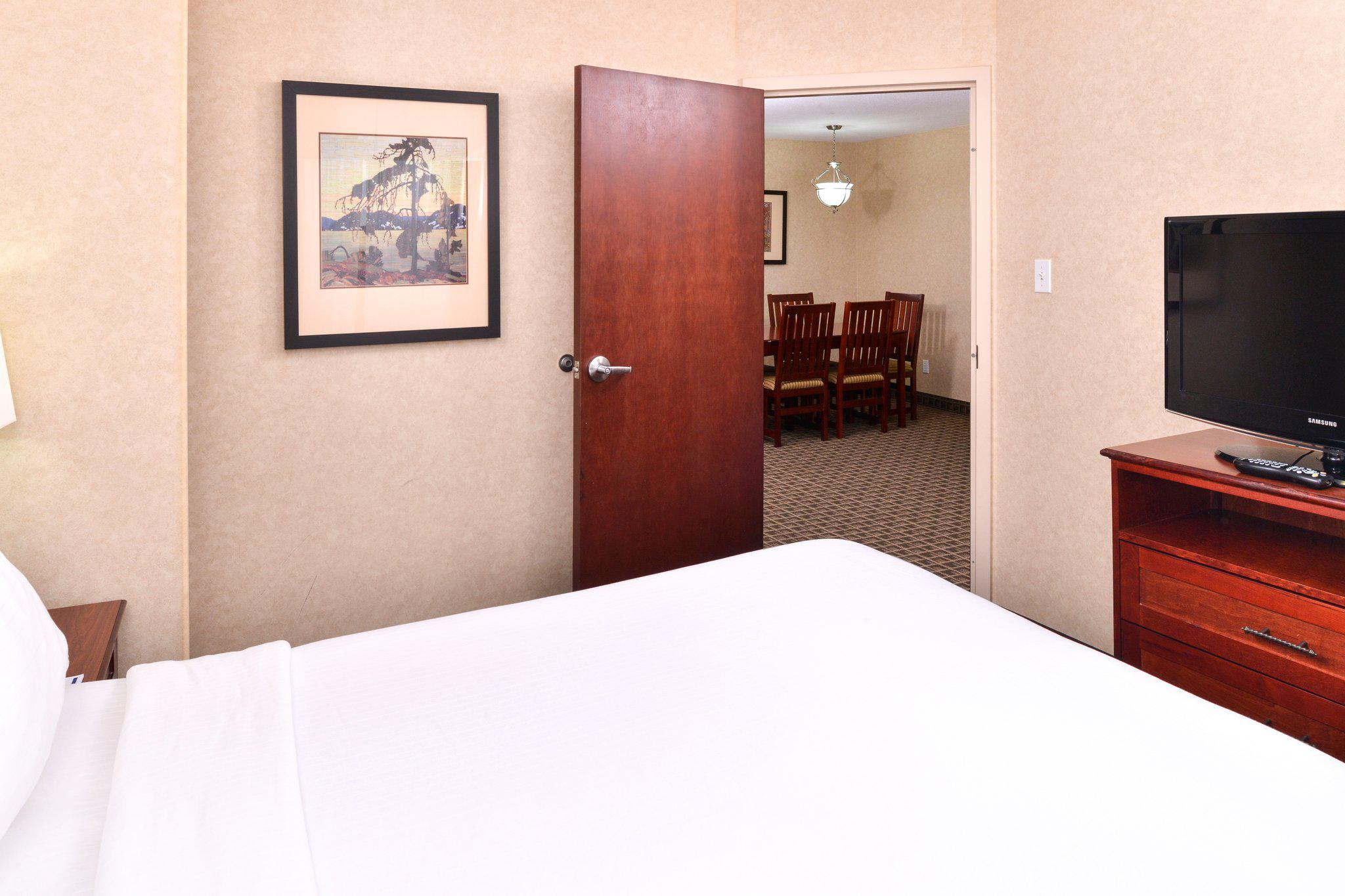 Фото Holiday Inn Express and Suites Edmonton North