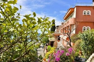 Гостиница Hotel Restaurant Les Galets в Санари-сюре-Мер