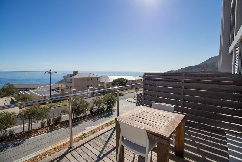 Гостиница Camps Bay One Bedroom Apartment - The Crystal в Кейптауне