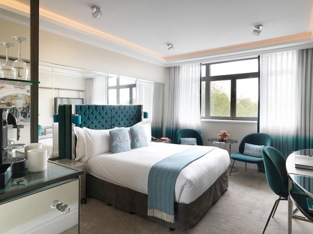 Фото The Athenaeum Hotel & Residences
