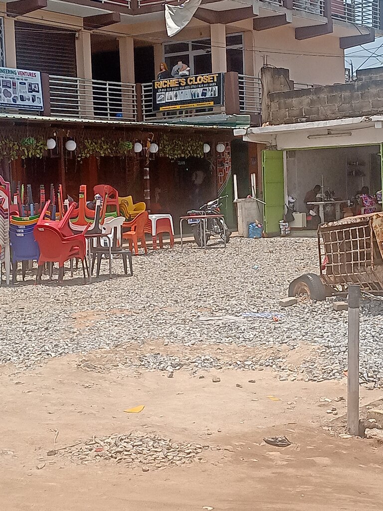 Clothing store Richie's closet, Accra, photo