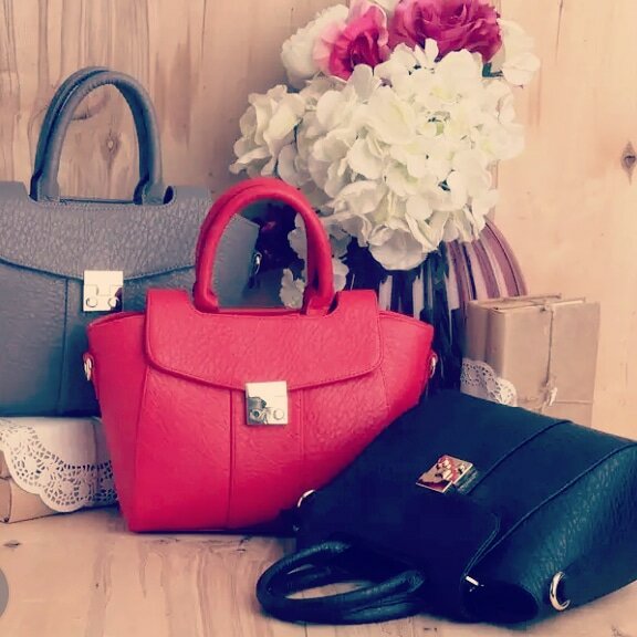Tienda de bolsos y maletas Магазин солнцезащитных очков и кожгалантереи, , foto